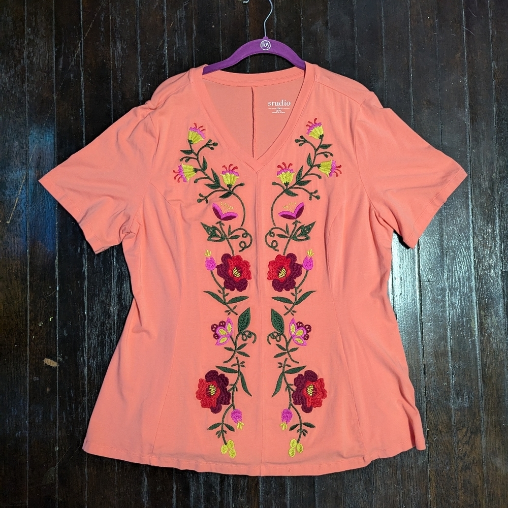 Studio by D & Co V-Neck Embroidery Floral Pink Short Sleeve Tee